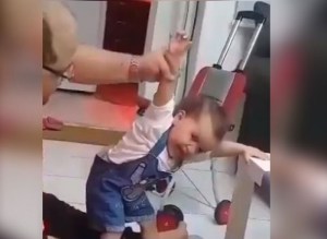 ¡Y dice llamarse padre! A golpes y cachetadas este hombre enseña a su hija a caminar (VIDEO FUERTE)