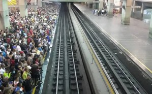 Metro de Caracas presenta fuerte retraso este #23May debido a una “falla de energía de Corpoelec”