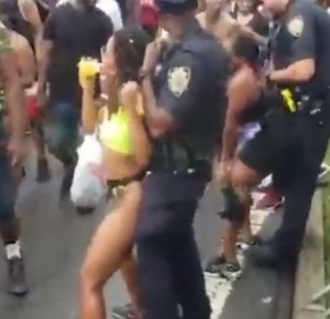 VIDEO: “Capturan” a policía perreando con una manifestante semidesnuda en EEUU