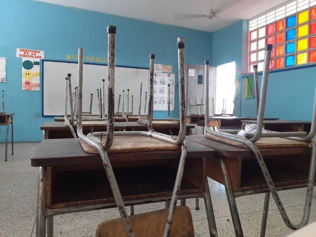 La soledad… la única asistente en el primer día de clases del estado Zulia #16Sep