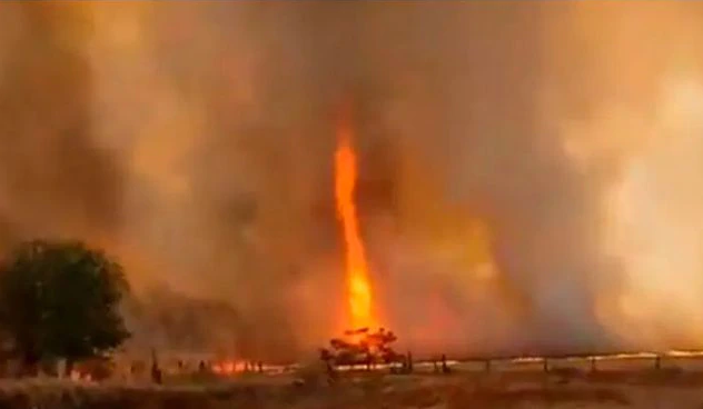 Dos impactantes tornados de fuego destruyeron unas granjas en Brasil (VIDEOS)