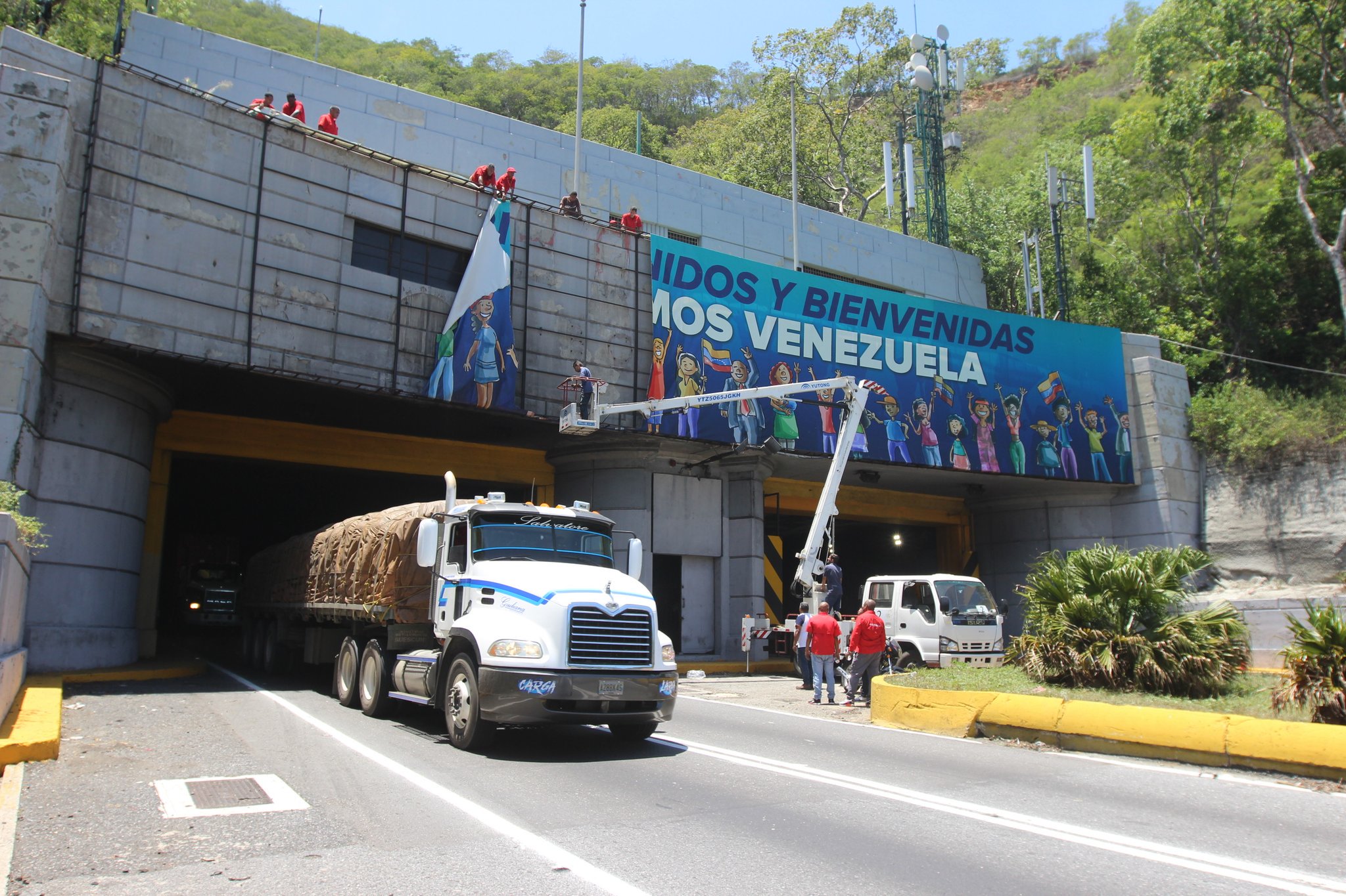 ¿Adivinamos? Cambian vallas en los túneles Boquerón I y II en la Caracas-La Guaira (FOTOS)