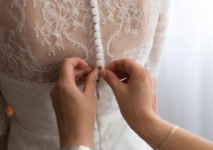 Sin temor a las reglas, esta novia eligió un hermoso vestido NEGRO para su boda (Fotos)