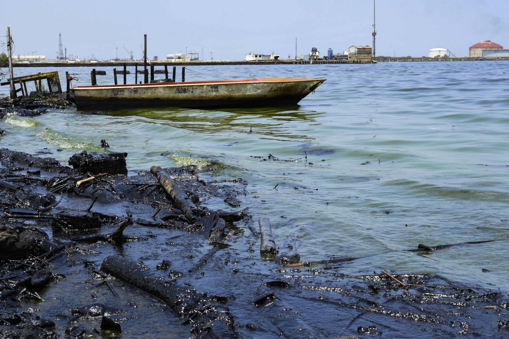 El Lago de Maracaibo, en Venezuela, un “constante derrame de crudo” (Fotos)