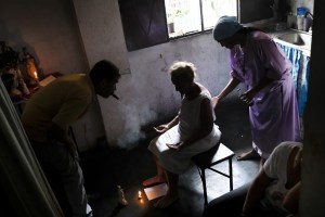 Hierbas y “cirugías espirituales”, remedios desesperados de enfermos venezolanos (Fotos)