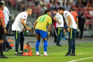 “Sintió una molestia”, dice el médico de la selección brasileña sobre Neymar