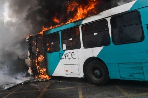 Suspenden circulación de transporte público ante aumento vandalismo en Santiago de Chile