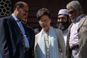 La líder de Hong Kong se disculpó por rociar de azul una mezquita