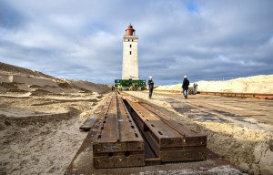 Trasladan tierra adentro faro de Dinamarca para evitar que sea tragado por el mar