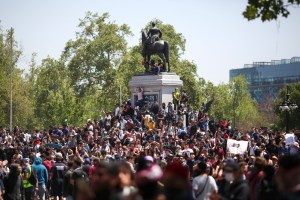 Miles de manifestantes copan el centro de Santiago en el cuarto día de protestas en Chile (VIDEO)