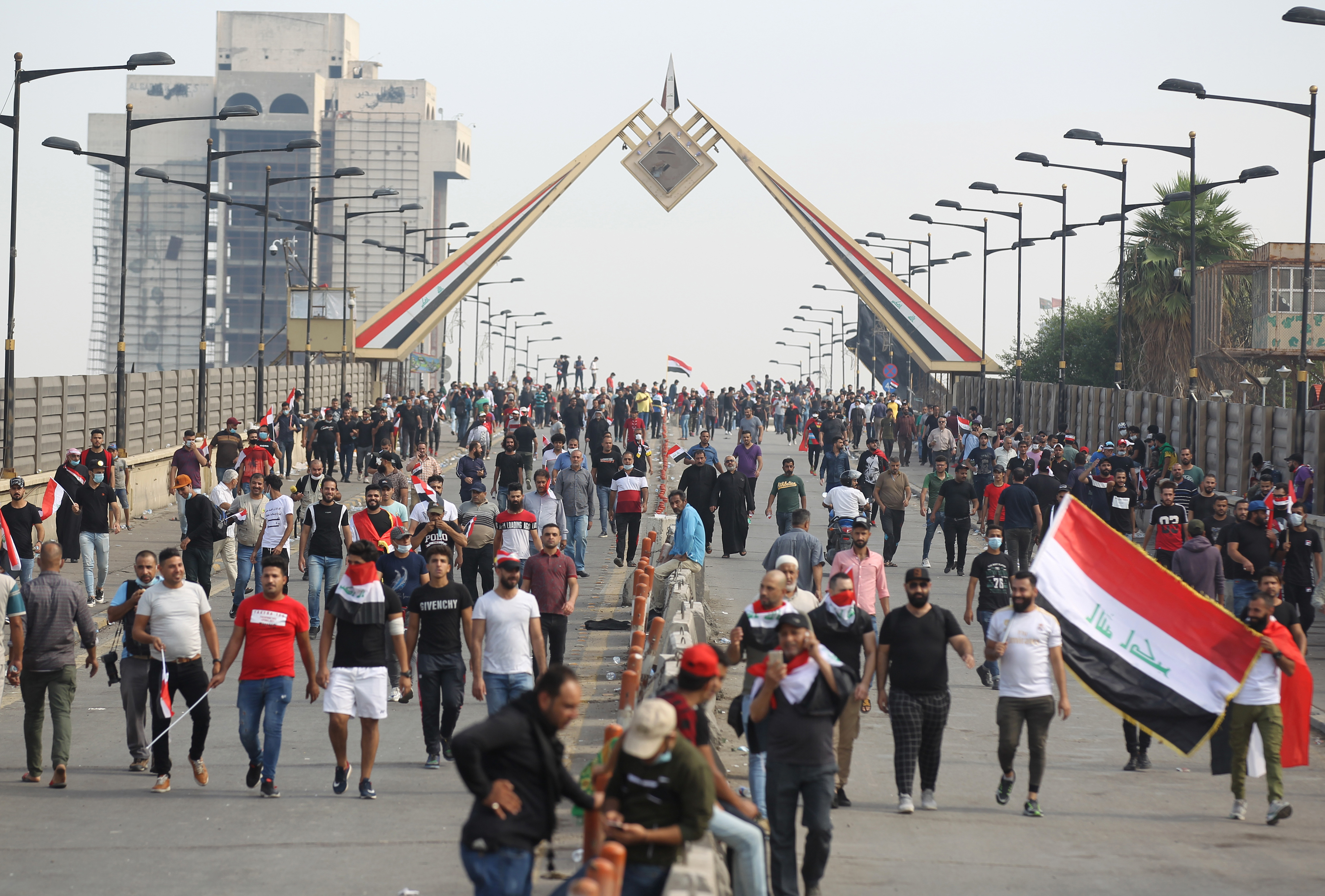 Los jóvenes de Irak toman las calles para reclamar la “caída del régimen”