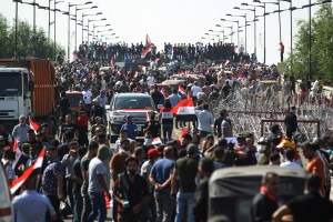 Los iraquíes salen de nuevo a la calle después de una noche de fuego y sangre