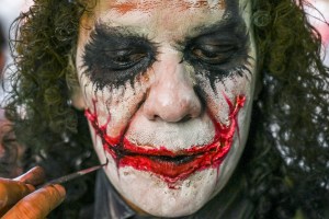 El venezolano que huyó del crimen para recrear al  “Joker” en las calles de Colombia (FOTOS)