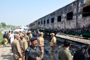 Al menos 71 muertos en un incendio en un tren en Pakistán (Fotos)