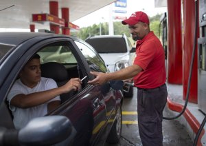 AP: Los venezolanos pagan la gasolina con cigarros y paquetes de arroz para esquivar la inflación