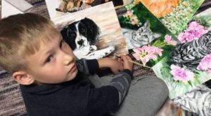 ¡Héroe sin capa! Pasha, el niño ruso que pinta cuadros para ayudar animales abandonados (Video)