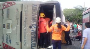 Falla eléctrica de un autobús causó accidente en la Panamericana que dejó un herido (Fotos)