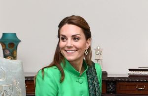 El momento vergonzoso que pasó Kate Middleton con un soldado paquistaní en gira real (VIDEO)