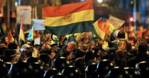 Tras cabildos contra Evo, manifestantes hacen vigilia ante la Policía en la Paz (Video)