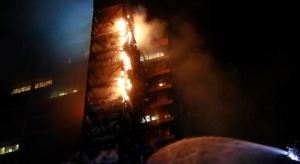 En Video: Manifestantes incendiaron sede de Enel, corporación eléctrica en Santiago de Chile