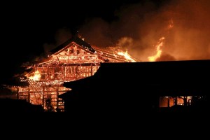 Vuelto cenizas… Castillo Shuri ardió hasta los cimientos (fotos)