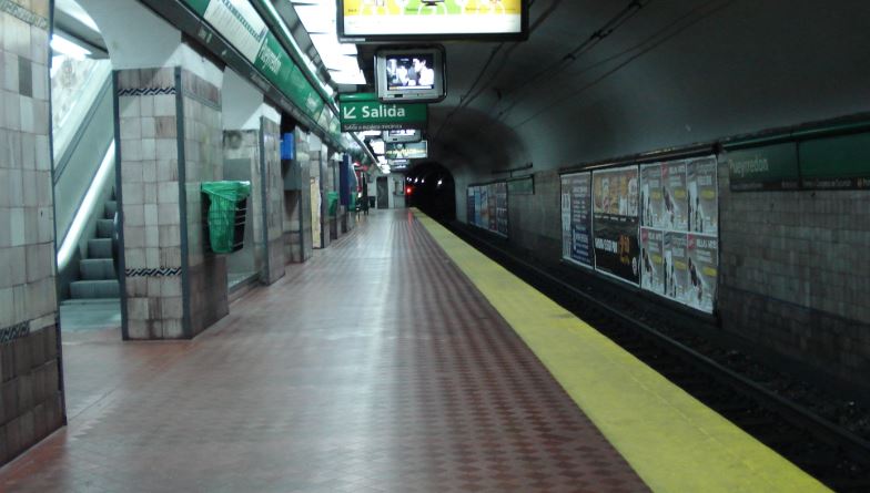 El momento exacto en que una mujer se salvó de ser arrollada por el metro en Buenos Aires (Video)