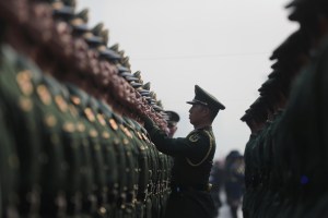 China exhibe su poderío militar en un desfile que ensalza el liderazgo de Xi (Fotos)
