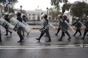 Iglesia pide calma en Perú y empresarios denuncian violación de carta magna
