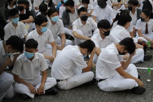 En Hong Kong manifestantes realizan protesta frente a escuela de joven herido de bala