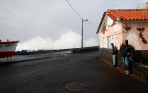 El huracán Lorenzo golpea islas Azores y provoca cortes de electricidad