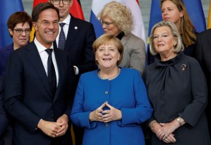 ¿WHAAAT? Angela Merkel sí tiene corazón y se lo demostró al Primer Ministro de Holanda (FOTOS)
