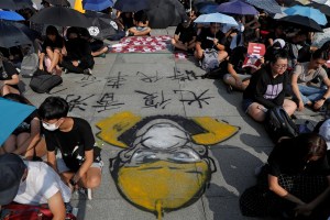 Continúan los disturbios en Hong Kong y la policía pide un toque de queda