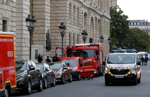 La policía registra la casa del hombre que mató a cuatro policías en París