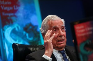 Vargas Llosa ve peligro en las libertades públicas por la pandemia