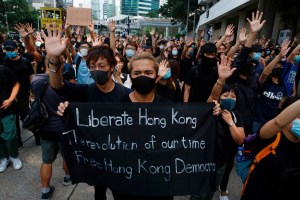 Cientos de activistas vestidos de negro cantan “Liberen Hong Kong” ante el Tribunal Supremo