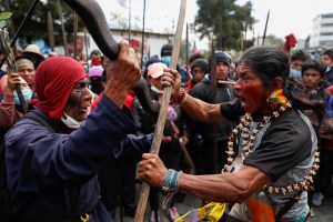 “Guerreros indígenas” se unen a protestas en Quito (FOTOS)