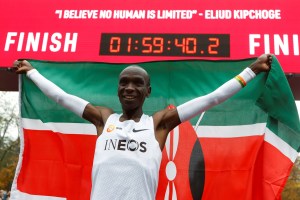 Keniano Kipchoge hace historia y corre la maratón en menos de dos horas