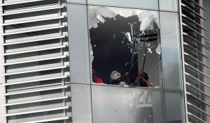 Manifestantes saquean un edificio público en Quito (Fotos)