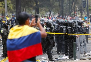Canciller de Ecuador: Maduro y la guerrilla colombiana han instigado los disturbios y la violencia