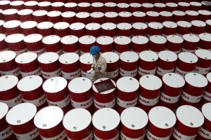 Barril de petróleo cae por cautela sobre fase inicial de pacto comercial EEUU-China
