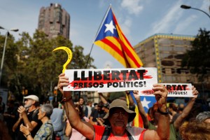 Independentistas catalanes salen a las calles en protesta contra la sentencia de prisión a sus “líderes” (FOTOS)