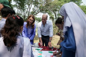 El príncipe Guillermo y Catalina visitan una escuela para niñas en Pakistán (Fotos)