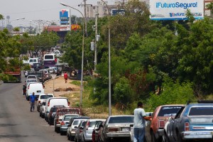 Vuelven las enormes colas para cargar gasolina en Venezuela