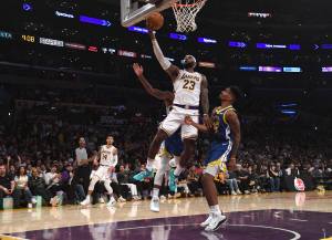 La espectacular asistencia de LeBron James sin mirar a un compañero en victoria de los Lakers (VIDEO)