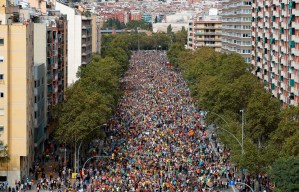 Cataluña vive huelga general tras otra noche de altercados