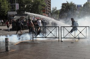 Bolsa y peso chileno bajan en apertura tras fin de semana de protestas