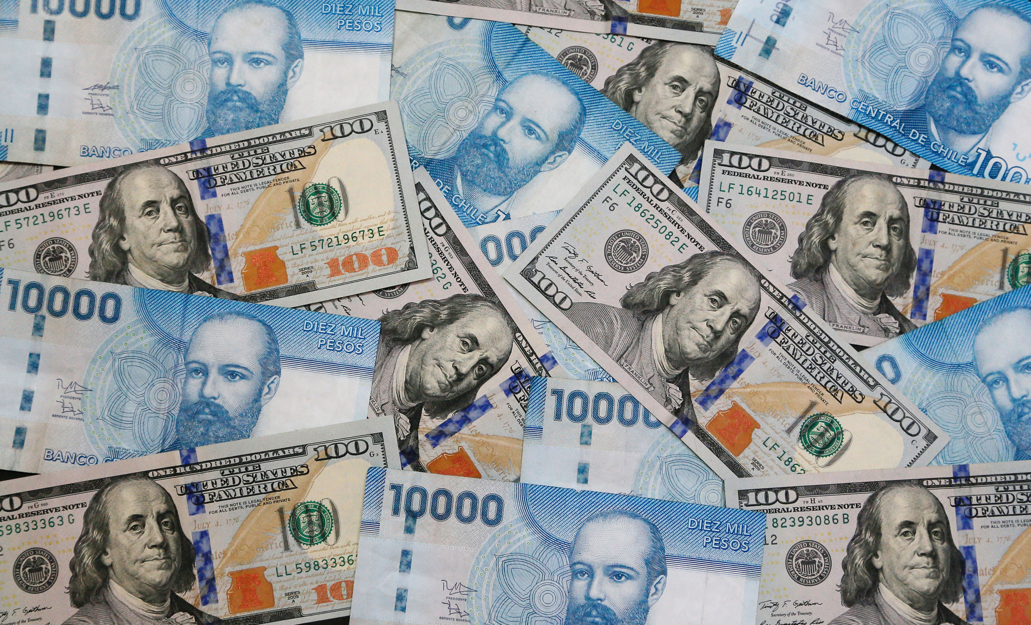 Peso chileno sufre una caída histórica a 800 unidades por dólar en medio de crisis social