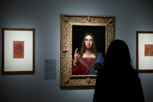 Ausencia de obra maestra de Da Vinci causa intriga en muestra en París