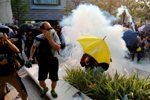 El gas lacrimógeno vuelve a las calles de Hong Kong tras protesta ilegal (Fotos)