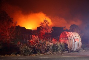 Ordenan evacuación de 180.000 personas por incendios en California